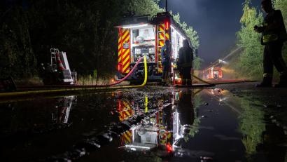 Bild: Pia Bayer/dpa
Mehr als 180 Einsatzkräfte waren am Dienstag mit der Bekämpfung des Feuers beschäftigt.