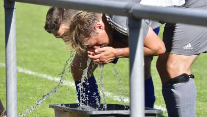 Archivbild: Hubert Ziegler
Wassereimer am Spielfeldrand verschaffen nur bedingt Abkühlung: Wegen der angekündigten hohen Temperaturen können Fußballvereine in Bayern ihre Nachmittagsspiele kostenfrei verlegen.