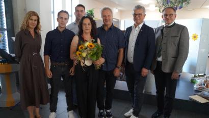 Bild: Elfriede Weiß
Rektorin Sabine Bauer (mit Ehemann Stephan, Dritter von rechts, und Sohn Kilian, Zweiter von links) wurde von Konrektorin Cornelia Kayl (links), Chrostopher Jeter (Dritter von links), Bürgermeister Martin Birner (Zweiter von rechts) und Schulamtsdirektor Johann Hilburger (rechts) verabschiedet