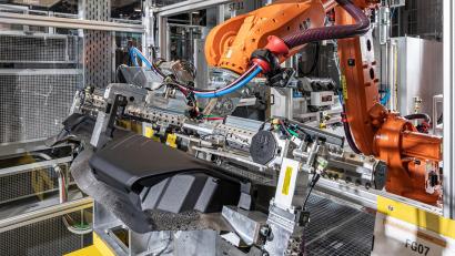 Archivbild: H. Zdera/im Auftrag der BMW Group
Das BMW-Werk in Wackersdorf stellt unter anderem Cockpits her.