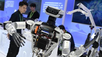 Bild: Johannes Neudecker/dpa
Roboter aus dem Ausland, wie dieses in China vorgeführte Modell, sind in den USA künftig unerwünscht. (Archivbild)