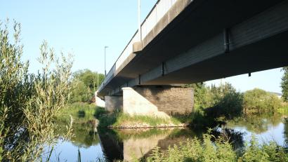 Bild: Rudolf Hirsch
Wenn Fahrzeuge über die Naabbrücke bei Untersteinbach fahren, scheppert es gewaltig. Der Grund sind fehlende Gleitlager und Dämpfungskissen im Unterbau.