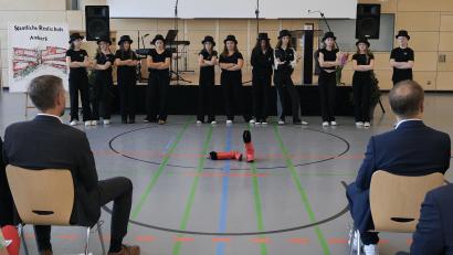 Bild: Gerd Spies
Die Theater-Gruppe der Schule bietet eine Showeinlage beim Festakt zum 50-jährigen Jubiläum der Schule.