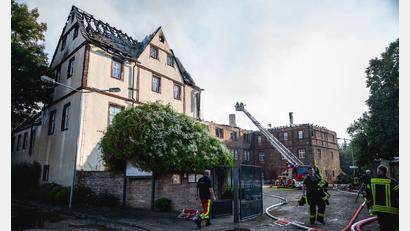 Bild: Jacob Schröter/dpa
Hotelgäste und Personal mussten aufgrund des Feuers evakuiert werden.
