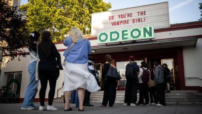 Bild: Sebastian Gollnow/dpa
Besucher stehen vor einer Vorführung der „Bis(s) zum Abspann“-Reihe, die die Filme der „Twilight“-Saga zeigt, vor dem Odeon-Kino der Yorck Kinogruppe.