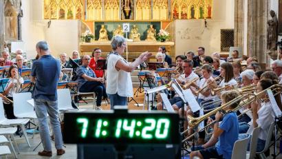 Bild: Daniel Karmann/dpa
Damit tatsächlich 72 Stunden Posaunenmusik am Stück erklingen kann, ist der Ablauf genau durch choreografiert.