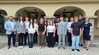 Bild: Fabian Polster
Die besten Absolventen der Mittelschulen ehrten stellvertretender Landrat Matthias Grundler (links), Linda Wunderlich (Zweite von links), Armin Engel (Zweiter von rechts) und Schulamtsleiterin Martina Puff (rechts).