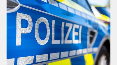 Symbolbild: David Inderlied/dpa
Eine 61-jährige Frau aus dem Landkreis Heilbronn flüchtete nach einem Unfall in Nabburg. Eine Zeugin notierte sich jedoch das Kennzeichen.