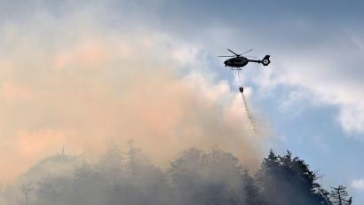 Bild: Uwe Lein/dpa
In den Chiemgauer Alpen brennt der Wald am Berg.