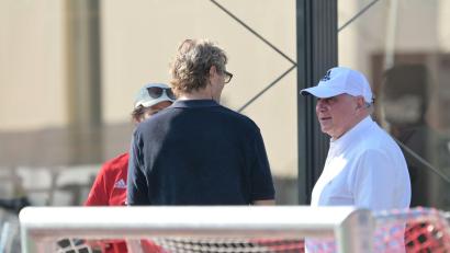 Bild: Peter Kneffel/dpa
Uli Hoeneß (r) sah sich seine Bayern nahe seines Wohnsitzes an.