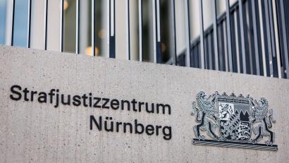 Bild: Daniel Karmann/dpa
Der Mann aus dem Landkreis Erlangen-Höchstadt hatte laut dem Landgericht seine Frau auf einem Rastplatz an der A73 zusammen mit drei anderen Männern vergewaltigt.