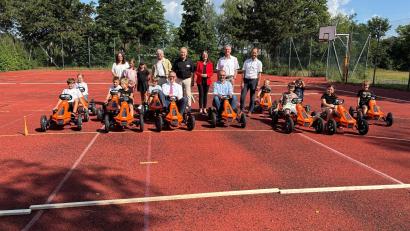 Bild: Kathrin Schmidt
Das Kettcar-Projekt an der Grundschule Ammersricht soll Kindern spielerisch lernen, gegenseitig Rücksicht zu nehmen. Die Sparkasse Amberg-Sulzbach förderte das Projekt.