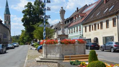 Bild: Elisabeth Dobmayer
Der Stadtbrunnen bleibt auch nach der Umgestaltung von allen Seiten zugängig.