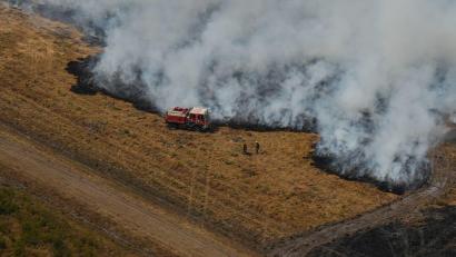 Bild: Baz Ratner/Pool AP/dpa
Der Klimawandel führt Fachleuten zufolge dazu, dass brandfördernde Bedingungen häufiger auftreten.