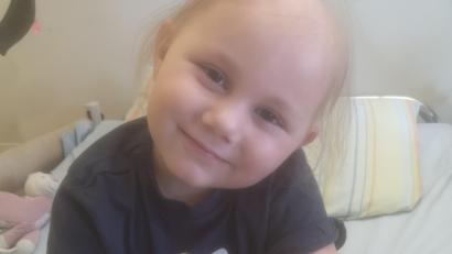 Bild: Daniela Maul
Rosalina ist eine starke Kämpferin. Gemeinsam mit ihrer Mutter und ihrer neugeborenen Schwester verbringt sie momentan viel Zeit in der Kinderonkologie der Uniklinik in Regensburg. Bei der Dreijährigen wurde ein bösartiger Knochentumor diagnostiziert. Für die Familie aus Sulzbach-Rosenberg ist nichts mehr so, wie es war.