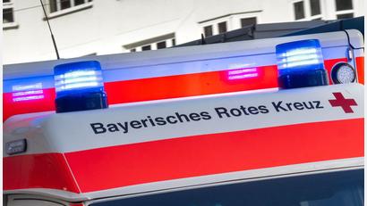 Bild: Peter Kneffel/dpa
Beide Arbeiter kamen ins Krankenhaus. (Symbolbild)