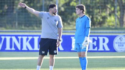Bild: Hubert Ziegler
Dominic Rühl (links), Trainer der DJK Gebenbach, im Gespräch mit seinem Torhüter Lukas Völlger.