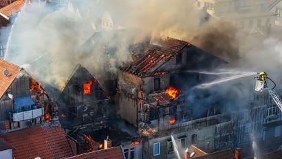 Bild: --/Fuldamedia/dpa
Das Feuer breitete sich sehr schnell aus.