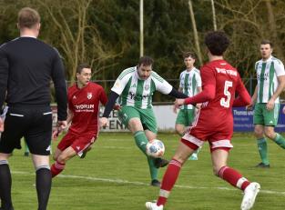 Bild: Hans Mark
Spielertrainer Bastian Lobinger (Mitte) ist mit dem FC Wernberg am Samstag bei der SpVgg SV Weiden II gefordert.