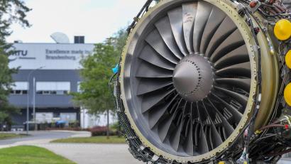 Bild: Patrick Pleul/dpa-Zentralbild/dpa
Eine Flugzeugturbine auf dem Gelände eines MTU-Wartungsstandorts in Ludwigsfelde (Brandenburg). Die Wartung ist eine Haupteinnahmequelle des Dax-Konzerns. (Archiv)