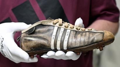 Bild: Federico Gambarini/dpa
Adidas hat nach einem erfolgreichen ersten Halbjahr seine Prognose für das Gesamtjahr nach oben korrigiert.