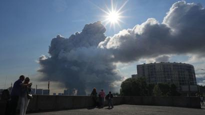 Bild: Uncredited/AP/dpa
Rauch über St. Petersburg nach einem Drohnenangriff auf ein dortiges Lager des Online-Händlers Wildberries. (Archivbild)