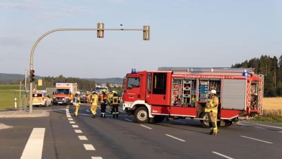 Bild: Roland Wellenhoefer
Die B 299 bei Krummennaab war nach einem schweren Verkehrsunfall am Donnerstagmorgen gesperrt. Beim Zusammenstoß zweier Fahrzeuge wurden zwei Menschen verletzt.