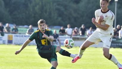Bild: Hubert Ziegler
Henrik Brüggen (links) zieht ab: Die DJK Ammerthal gewann zum Saisonauftakt mit 1:0 gegen den ASV Neumarkt und will zu gerne auch ihre zweite Saisonpartie auf eigenem Platz gegen die spVgg Bayern Hof für sich entscheiden.