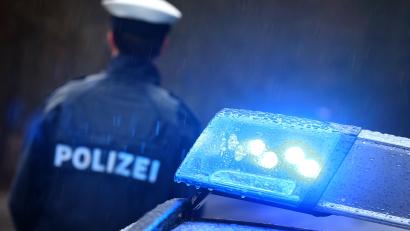 Symbolbild: Karl-Josef Hildenbrand/dpa
In Hahnbach hat ein Unbekannter den Reifen eines geparkten VW ID.3 zerstochen.