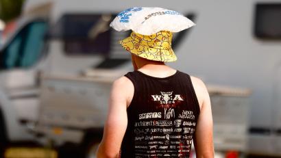 Bild: Frank Molter/dpa
Nicht nur die Besucherinnen und Besucher reagieren auf die Hitze, sondern auch die Veranstalter des Wacken Open Air.