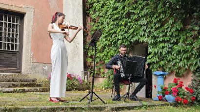 Bild: Willi Cantzler
Elisso Gogibedaschwili und Marko Trivunovic beeindrucken mit ihrer vom Tanz geprägten Musik in Wurz.