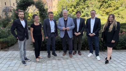 Bild: Joachim Gebhardt
Das ist die Lenkungsgruppe, die die Erarbeitung des Energienutzungsplanes zur Aufgabe hat: Von links David Preißl (HWK), Yvonne Schieder (IHK), Prof. Markus Brautsch (IFE), Landrat Richard Reisinger, Maximilian Conrad (IFE), Frederik Betsch (Fraunhofer UMSICHT) und Angela Seidel (Landratsamt).