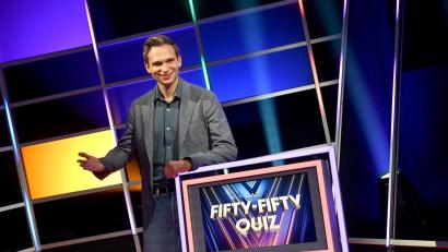 Bild: Daniel Bockwoldt/dpa
Ab jetzt wird gequizzt: Fabian Köster bekommt eine neue Wissens-Spielshow. Er moderiert „Das Fifty-Fifty-Quiz“.