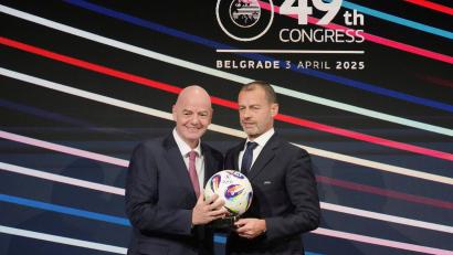 Bild: Darko Vojinovic/AP/dpa
Infantino (l) und Ceferin liegen wegen des Investorendeals im Clinch. (Archivbild)