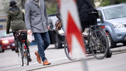 Symbolbild: Sven Hoppe/dpa
Im Straßenverkehr heißt es leider oft Autofahrer gegen Radfahrer.