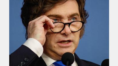 Bild: Kena Betancur/AP/dpa
Argentiniens Präsident Javier Milei will mit einem Dekret gegen Ausländer vorgehen, die „Hassbotschaften“ gegen das südamerikanische Land verbreiten. (Archivbild)