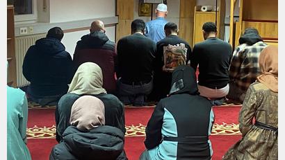 Symbolbild: Christine Strasser
Ein Blick in den Gebetsraum des Deutschsprachigen Muslimenkreises in Weiden. Radikale Ideen werden hier nicht geduldet, sagt Imam Maher Khedr.