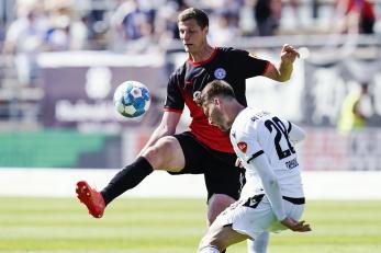 Bild: Uwe Anspach/dpa
Patrick Erras (links) im Trikot von Holstein Kiel im Spiel gegen den SV Sandhausen.