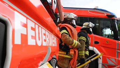 Bild: Bernd Weißbrod/dpa
Wegen der sommerlichen Temperaturen hatte einige Feuerwehrkräfte Herz-Kreislauf-Beschwerden. (Symbolbild)