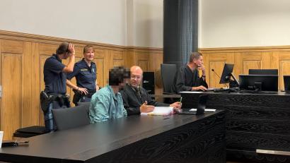 Bild: Hohlheimer
Der Angeklagte (links) am zweiten Prozesstag am Landgericht Amberg im Gespräch mit seinem Rechtsanwalt Jörg Jendricke. Die Staatsanwaltschaft wirft dem 28-Jährigen versuchten Mord in drei Fällen vor.