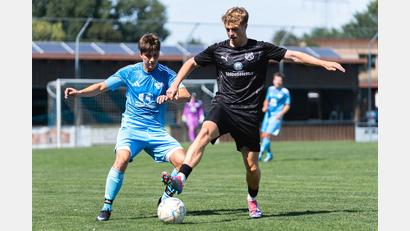 Bild: Reiner Fröhlich
Der TSV Königstein startete mit einer 2:5-Niederlage in Ensdorf in die Saison. Im Bild: Simon Lederer (schwarz) im Zweikampf mit Maximilian Metz.(blau). Im Spiel zwei ist ausgerechnet Titelfavorit TuS Rosenberg zu Gast – der verlor allerdings ebenfalls zum Saisonauftakt.