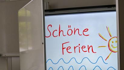 Bild: Jens Kalaene/dpa
„Schöne Ferien“ steht auf einer Smartboard-Tafel. Wie schön werden diese Ferien, wenn nach der Affenhitze sofort der Herbst kommt? Aber wir wollen positiv bleiben.