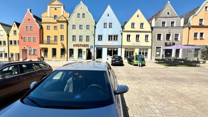 Bild: Gabi Schönberger
Vor den bunten Häusern am Stadtplatz in Neustadt/WN soll das Parken künftig nicht mehr komplett kostenlos sein. Dafür dürfen Autos wohl bis zu zwei Stunden parken.