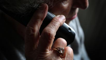 Bild: Karl-Josef Hildenbrand/dpa
Nachdem er als Bandenmitglied alte Menschen mittels Schockanrufen betrogen hat, soll ein in Deutschland geborenen Ausländer das Land verlassen. (Symbolbild)