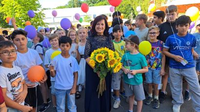 Bild: Rudolf Hirsch
Mit Sonnenblumen und bunten Luftballonen verabschieden die Kinder ihre langjährige Rektorin Maria Karg-Pirzer in den Ruhestand.