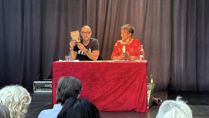 Bild: Susanne Schwab
Ist das Ende gut und Mord die beste Beseitigung? Dieser Frage widmeten sich Volker Klüpfel und Katharina Spiering in ihrer szenischen Lesung beim Amberger Sommerfestival.