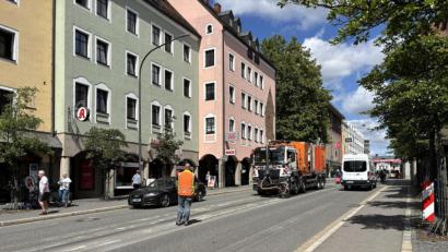 Bild: mcl
Bauarbeiter entfernen am Montag den umstrittenen Mittelstreifen in der Dr.-Pfleger-Straße.