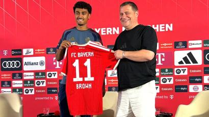 Bild: Christian Kunz/dpa
Bayern-Neuzugang Nathaniel Brown (l) und Sportvorstand Max Eberl (r) sprachen über die Bayern-Ziele.