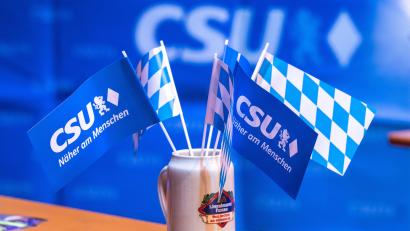Symbolbild: Peter Kneffel
Zehn Mitglieder des CSU-Ortsverbands Oberviechtach, darunter auch ehemalige Stadträte, werden wohl keine weiß-blauen Parteifähnchen mehr schwenken. Eine Entscheidung des CSU-Schiedsgericht liegt vor.