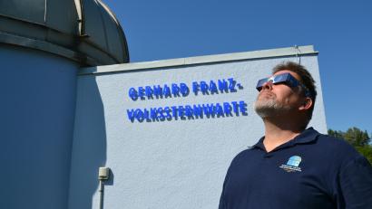 Bild: Thorsten Schreiber
Peter Postler, Leiter der Gerhard-Franz-Volkssternwarte in Tirschenreuth, freut sich schon auf die Sonnenfinsternis am 12. August. Im Landkreis wird sie zwar nur partiell zu sehen sein, aber immerhin zu 87 Prozent.